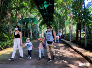 Nhiều phụ huynh gác lại công việc, dẫn con đi tham quan, vui chơi - Ảnh: CHÂU TUẤN